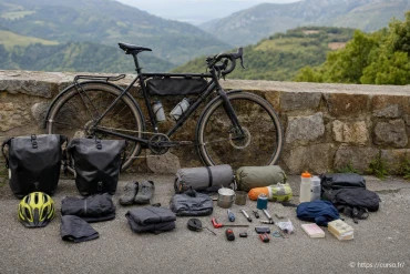 Équipement voyage vélo : la liste utile sans se surcharger